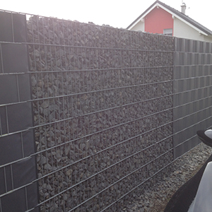 Gabion mit Basaltsteine